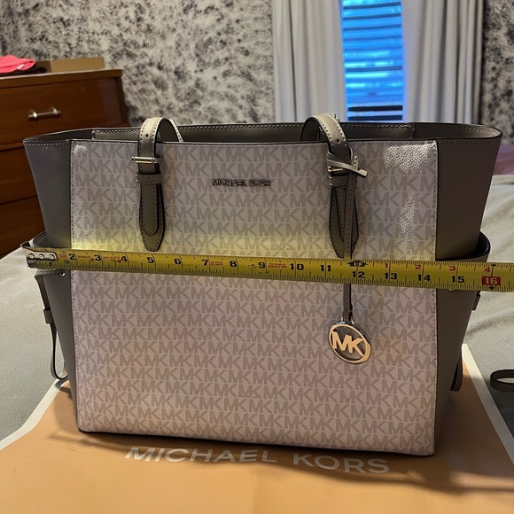 NWT - Michael Kors Gilly large tote bag - grey/white - Picture 6 of 8